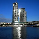 海塔酒店 *